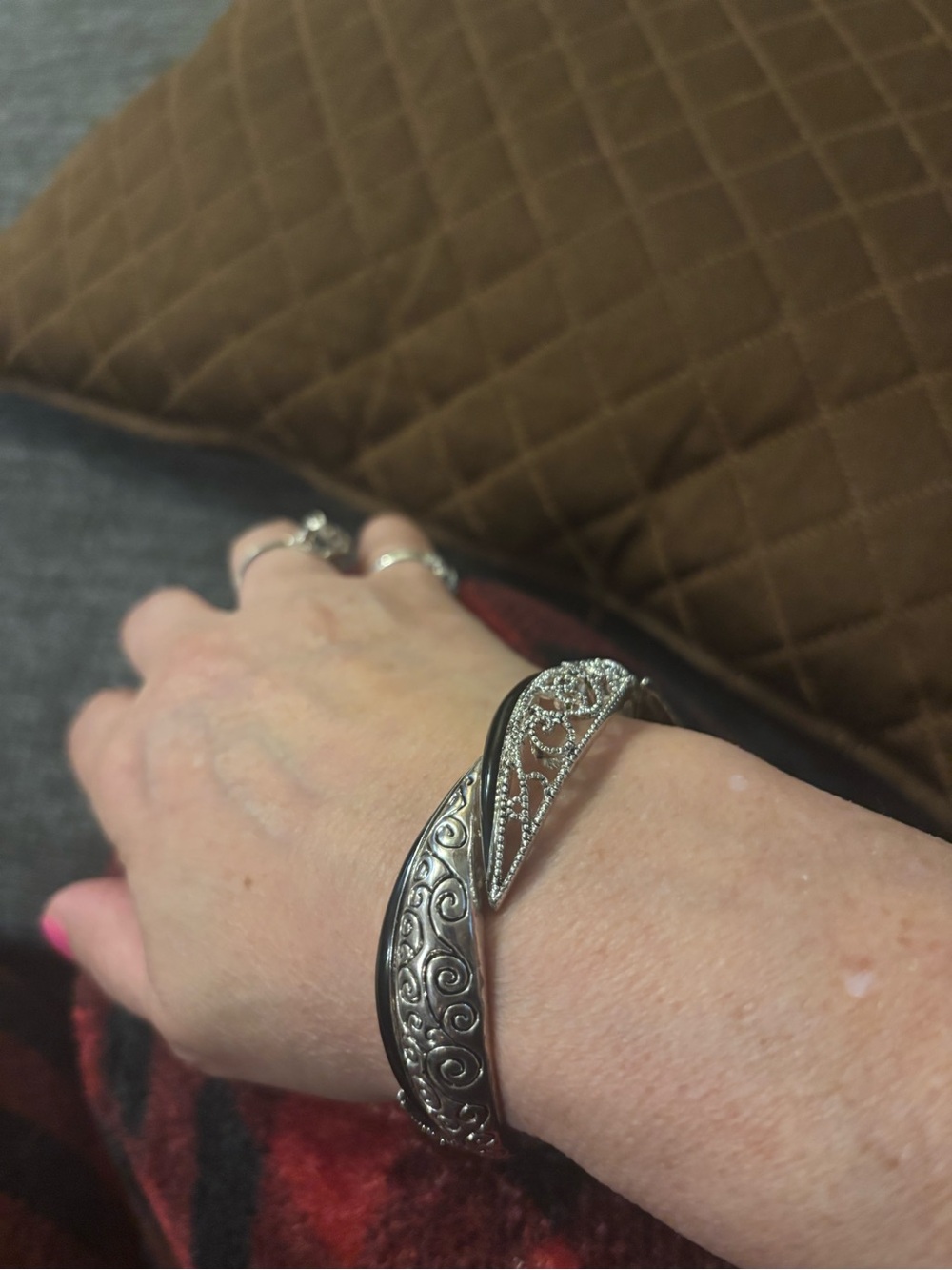 Silver-Tone Filigree Crossover stretch Bracelet - Silver colour